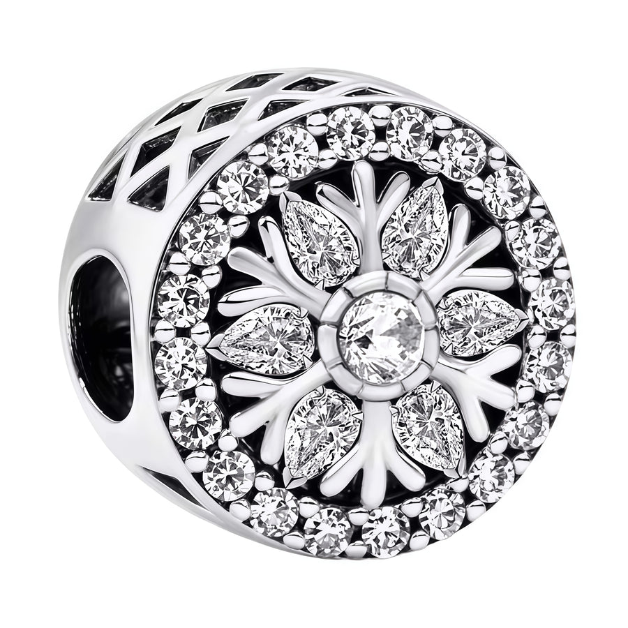 Charm élégant représentant un flocon de neige argenté orné de cristaux décoratifs transparents. Son design délicat et lumineux évoque la pureté de la neige et la beauté de l’hiver.

Caractéristiques :

Matière : Argent 925 avec cristaux décoratifs transparents et détails brillants.
Design : Flocon de neige à six branches avec pierre centrale ronde et cristaux en forme de goutte.
Style : Hivernal, élégant, lumineux et raffiné.
Symbolique : Pureté, fraîcheur, sérénité, beauté et magie de l’hiver.
Compatibilit