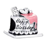 Ce charm gourmand représente un mini gâteau posé sur son plat, avec un glaçage rose brillant qui coule sur le dessus et un décor cœur argent ainsi qu’une tablette de chocolat en relief. La mention « Happy Birthday » est gravée sur le côté, tandis qu’une frise de petits cœurs court le long de la base pour une touche encore plus festive. Idéal pour marquer une date de naissance, un anniversaire important ou tout simplement célébrer les petits bonheurs de la vie.