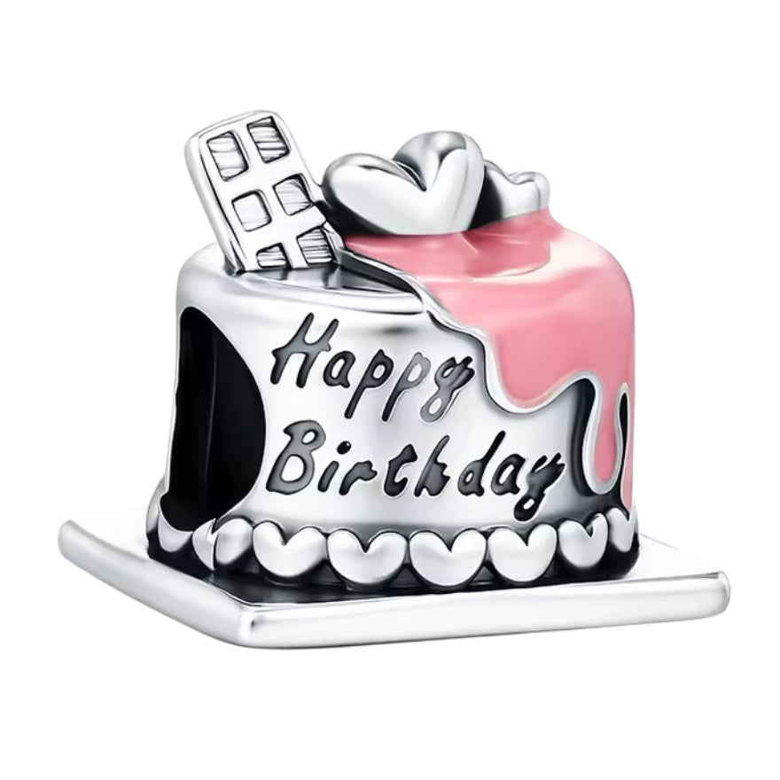Ce charm gourmand représente un mini gâteau posé sur son plat, avec un glaçage rose brillant qui coule sur le dessus et un décor cœur argent ainsi qu’une tablette de chocolat en relief. La mention « Happy Birthday » est gravée sur le côté, tandis qu’une frise de petits cœurs court le long de la base pour une touche encore plus festive. Idéal pour marquer une date de naissance, un anniversaire important ou tout simplement célébrer les petits bonheurs de la vie.