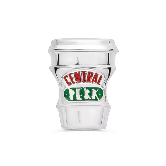 Le charm Gobelet Central Perk est un clin d'œil iconique à la célèbre série Friends et à son café incontournable où les personnages passent leurs journées. Ce charm capture l'emblématique gobelet à café avec le logo du Central Perk, parfait pour les fans de la série qui veulent emporter un peu de cet univers partout avec eux.