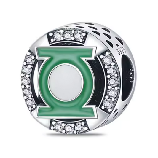Montrez votre bravoure et votre loyauté avec ce charm Green Lantern, inspiré par le célèbre super-héros de DC Comics. Conçu en argent sterling S925, ce charm allie élégance et robustesse, capturant parfaitement l'emblématique anneau de pouvoir du Green Lantern.