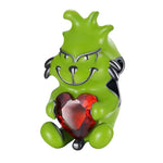 Ce charm en argent 925 (S925) montre le Grinch vert malicieux tenant son cœur rouge géant, sourire narquois et posture repentie. Il symbolise rédemption grincheuse, magie Noël et cœur qui grandit malgré soi.

Caractéristiques :

Matière : Argent 925 (S925) avec émail vert poilu, cœur rouge texturé palpitant 3D.
Design : Grinch debout cœur proéminent, détails fourrure ciselés, clin d'œil au film Jim Carrey.
Compatibilité : Compatible avec les bracelets à charms standards (type Pandora, etc.) et chaînes fines