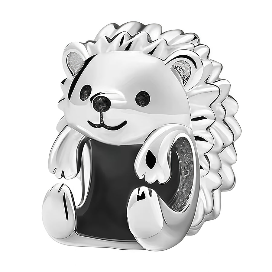 Charm représentant un adorable hérisson aux piquants finement détaillés. Son design mignon et original apporte une touche de douceur à votre bracelet ou collier.

Caractéristiques :

Matière : Argent 925 avec détails noirs et brillants.
Design : Hérisson assis aux piquants détaillés.
Style : Mignon, élégant et original.
Symbolique : Protection, douceur, curiosité et persévérance.
Compatibilité : Charm pendentif compatible avec bracelets et colliers.