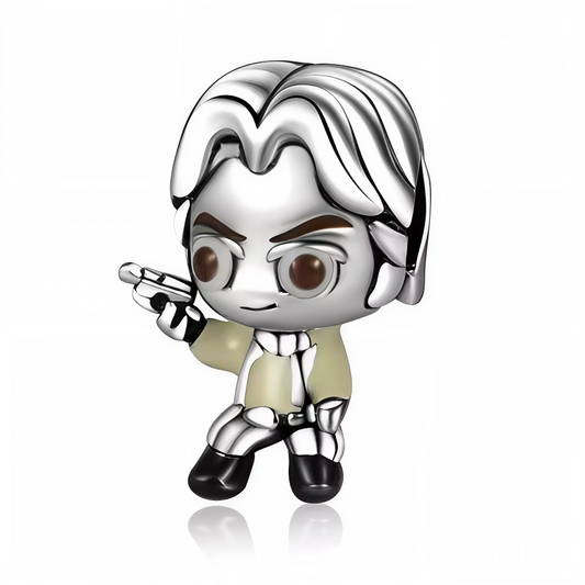 Pour les vrais contrebandiers dans l’âme, ce charm en argent 925 rend hommage à l’un des héros les plus charismatiques de la galaxie : Han Solo. Armé de son fidèle blaster et prêt à foncer tête baissée dans l’aventure, il incarne l’esprit rebelle, cool et imprévisible de Star Wars.