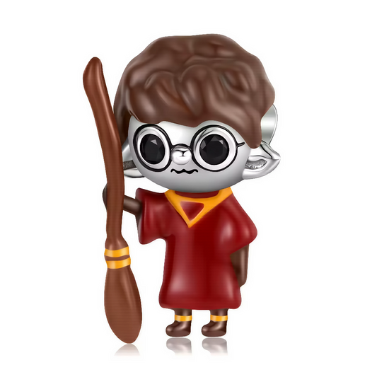 Découvrez la magie à portée de main avec ce charm pendentif en argent 925 représentant Harry Potter tenant fièrement son balai magique. Inspiré de l’univers emblématique de la saga, ce bijou incarne le courage, la détermination et l’esprit d’aventure du jeune sorcier. Chaque détail finement travaillé capture l’essence du héros prêt à s’envoler vers ses exploits magiques.