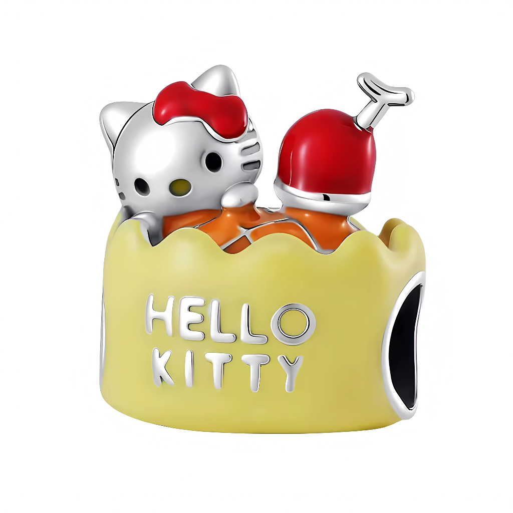 Ce charm pendentif gourmand et ludique met en scène&nbsp;Hello Kitty&nbsp;de l’univers Sanrio blottie dans un délicieux cupcake jaune en émail lisse, évoquant un dessert festif avec une touche d’humour automnal. Sa petite tête en argent poli émerge joyeusement du glaçage, avec ses oreilles iconiques, son nez jaune et ses yeux noirs pétillants, tandis que son célèbre nœud rouge vif orne le sommet comme une cerise sur le gâteau. À ses côtés, une petite dinde rouge en émail (ou pilon festif) ajoute une note Th