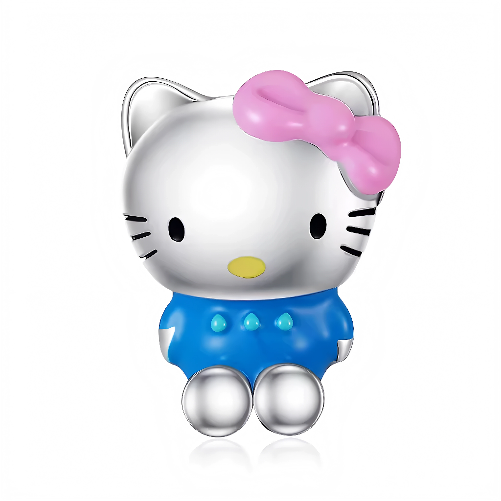 Ce charm pendentif classique et charmant capture&nbsp;Hello Kitty&nbsp;de l’univers Sanrio dans une pose assise adorable, vêtue d’une combinaison bleue en émail brillant qui met en valeur sa silhouette kawaii intemporelle. Sa tête en argent poli arbore un grand nœud rose vif sur le sommet, ses oreilles pointues, moustaches fines, petit nez jaune et yeux noirs ronds exprimant une douceur infinie. Les détails comme les petits boutons bleus sur la salopette et les jambes en argent légèrement écartées ajoutent 