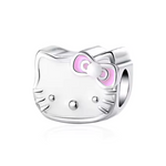 Apportez une touche adorable et emblématique à votre collection avec ce charm représentant Hello Kitty. Symbole de douceur et d'élégance, ce charm en argent 925 capture le célèbre visage de Hello Kitty avec son nœud distinctif. Parfait pour les fans de ce personnage intemporel, ce bijou ajoutera une touche mignonne et raffinée à votre bracelet ou collier.