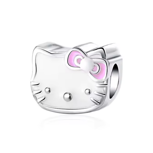 Apportez une touche adorable et emblématique à votre collection avec ce charm représentant Hello Kitty. Symbole de douceur et d'élégance, ce charm en argent 925 capture le célèbre visage de Hello Kitty avec son nœud distinctif. Parfait pour les fans de ce personnage intemporel, ce bijou ajoutera une touche mignonne et raffinée à votre bracelet ou collier.