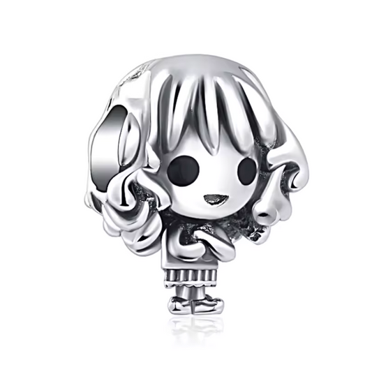 Ajoutez une touche de sagesse et de magie à votre collection avec ce charm représentant Hermione Granger, l'intelligente et courageuse sorcière de Harry Potter. Fabriqué en argent sterling 925, ce charm de haute qualité est compatible avec tous les bracelets Pandora, garantissant une intégration parfaite à votre bijou préféré. Parfait pour les fans de Harry Potter, ce charm capture l'esprit brillant et déterminé d'Hermione avec des détails minutieusement travaillés, ajoutant une note d'élégance et de charme