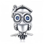 Symbole de sagesse et de réussite, ce charm non pendentif en forme de hibou coiffé d’un chapeau de diplômé est le compagnon idéal pour célébrer une fin de parcours académique. Réalisé en argent 925 avec des détails soignés, ce bijou représente la connaissance, la réflexion… et une touche d’originalité !