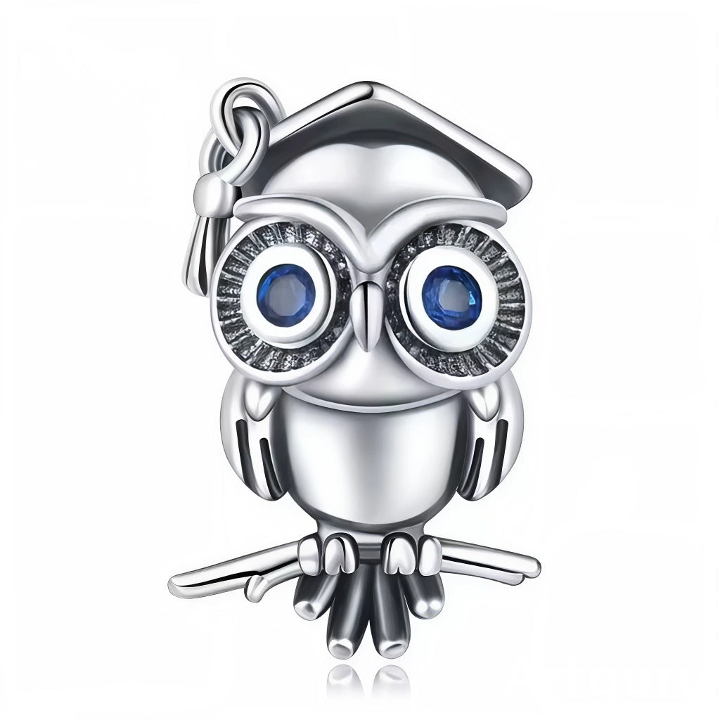 Symbole de sagesse et de réussite, ce charm non pendentif en forme de hibou coiffé d’un chapeau de diplômé est le compagnon idéal pour célébrer une fin de parcours académique. Réalisé en argent 925 avec des détails soignés, ce bijou représente la connaissance, la réflexion… et une touche d’originalité !