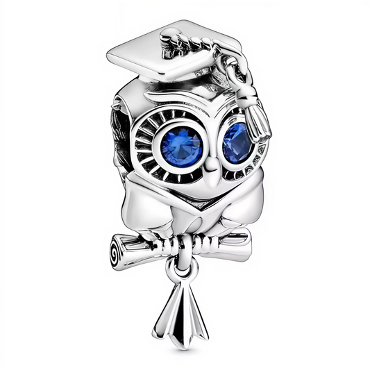 Symbole de sagesse et de réussite, ce charm non pendentif en forme de hibou coiffé d’un chapeau de diplômé est le compagnon idéal pour célébrer une fin de parcours académique. Réalisé en argent 925 avec des détails soignés, ce bijou représente la connaissance, la réflexion… et une touche d’originalité !