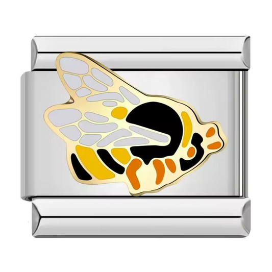 Ce charm italien en acier inoxydable argenté représente une adorable abeille, symbole de travail et de nature. Avec ses détails soignés et son design élégant, il apporte une touche de fraîcheur et d’originalité à votre bracelet. Facile à fixer, il s’adapte parfaitement à nos bracelets composés de 17 maillons extensibles et réglables, convenant à toutes les tailles de poignet. Compatible avec tous nos charms italiens, ce bijou est parfait pour personnaliser votre bracelet avec une note naturelle et raffinée.