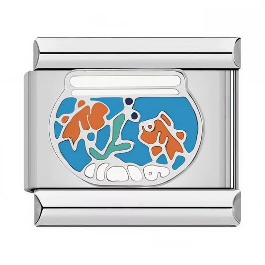 Ce charm italien en acier inoxydable argenté représente un aquarium miniature avec deux poissons rouges nageant à l’intérieur, pour une touche aquatique et poétique. Ses détails colorés et soignés évoquent la sérénité du monde marin et apportent une note rafraîchissante à votre bracelet. Facile à fixer, il s’adapte parfaitement à nos bracelets composés de 17 maillons extensibles et réglables, convenant à toutes les tailles de poignet.