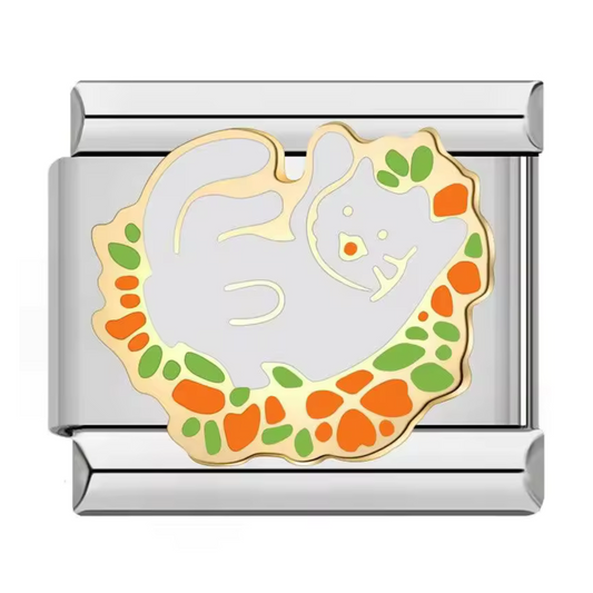 Ce charm italien en acier inoxydable argenté représente un chat blanc allongé sur le dos, en train de jouer avec espièglerie. Parfait pour les amoureux des félins, il apporte une touche de douceur et de malice à votre bracelet. Facile à fixer, il s’adapte parfaitement à nos bracelets composés de 17 maillons extensibles et réglables, convenant à toutes les tailles de poignet. Compatible avec tous nos charms italiens, ce bijou est idéal pour ajouter une note ludique et tendre à votre collection.