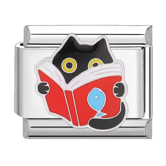 Ce charm italien en acier inoxydable argenté représente un chat noir captivé par la lecture d’un livre sur les poissons, une scène originale et pleine de charme. Avec ses détails minutieux et sa touche ludique, il apporte une note d’humour et de tendresse à votre bracelet. Facile à fixer, il s’adapte parfaitement à nos bracelets composés de 17 maillons extensibles et réglables, convenant à toutes les tailles de poignet.