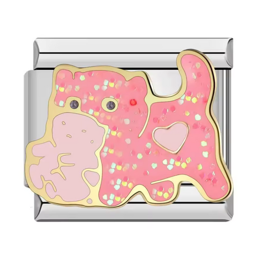 Ce charm italien en acier inoxydable argenté représente un chat rose attendrissant portant un chaton rose, symbole de tendresse et de complicité. Avec ses détails délicats et ses couleurs douces, il ajoute une touche adorable et chaleureuse à votre bracelet. Facile à fixer, il s’adapte parfaitement à nos bracelets composés de 17 maillons extensibles et réglables, convenant à toutes les tailles de poignet. Compatible avec tous nos charms italiens, ce bijou est parfait pour les amoureux des chats et des liens