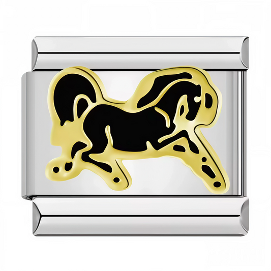 Ce charm italien en acier inoxydable argenté met en valeur un cheval noir élégamment dessiné avec des contours dorés raffinés. Son design détaillé et contrasté apporte une touche de sophistication et de dynamisme à votre bracelet. Facile à fixer, il s’adapte parfaitement à nos bracelets composés de 17 maillons extensibles et réglables, convenant à toutes les tailles de poignet. 