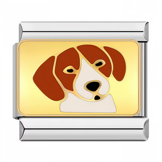 Ce charm italien en acier inoxydable argenté représente un adorable chien marron et blanc sur un fond doré élégant. Avec ses détails soigneusement travaillés et ses couleurs harmonieuses, il apporte une touche chaleureuse et affectueuse à votre bracelet. Facile à fixer, il s’adapte parfaitement à nos bracelets composés de 17 maillons extensibles et réglables, convenant à toutes les tailles de poignet.