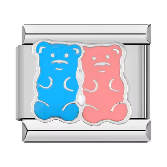 Ce charm italien en acier inoxydable argenté met en scène un adorable duo d’oursons, l’un bleu et l’autre rose, symbolisant tendresse et complicité. Avec ses détails minutieux et ses couleurs douces, il apportera une touche chaleureuse et affectueuse à votre bracelet. Facile à fixer, il s’adapte parfaitement à nos bracelets composés de 17 maillons extensibles et réglables, convenant à toutes les tailles de poignet. Compatible avec tous nos charms italiens, ce bijou est parfait pour personnaliser votre brace