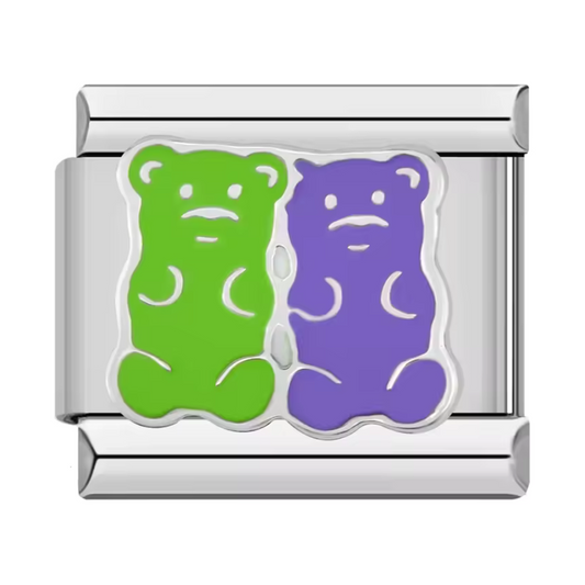 Ce charm italien en acier inoxydable argenté représente un duo d’oursons mignons, l’un vert et l’autre violet, symboles de douceur et de joie. Avec ses couleurs originales et ses finitions délicates, il ajoute une touche de fantaisie et de tendresse à votre bracelet. Facile à fixer, il s’adapte parfaitement à nos bracelets composés de 17 maillons extensibles et réglables, convenant à toutes les tailles de poignet. Compatible avec tous nos charms italiens, ce bijou est idéal pour créer un style unique et ple
