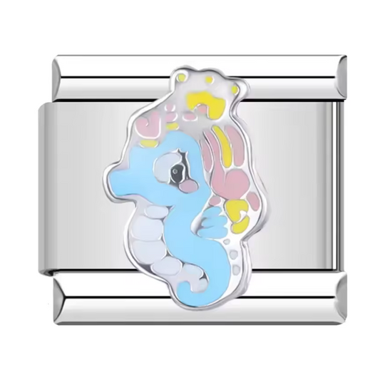 Ce charm italien en acier inoxydable argenté représente un hippocampe bleu raffiné, symbole de sérénité et de grâce marine. Ses détails émaillés bleu profond apportent une touche d’élégance océanique à votre bracelet. Facile à fixer, il s’adapte parfaitement à nos bracelets composés de 17 maillons extensibles et réglables, convenant à toutes les tailles de poignet. Compatible avec tous nos charms italiens, ce bijou est parfait pour personnaliser votre bracelet avec une note marine et sophistiquée.
