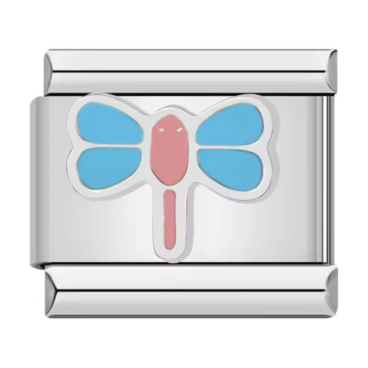 Ce charm italien en acier inoxydable argenté représente une délicate libellule rose aux ailes bleues, symbole de légèreté et de transformation. Ses détails émaillés colorés apportent une touche féerique et poétique à votre bracelet. Facile à fixer, il s’adapte parfaitement à nos bracelets composés de 17 maillons extensibles et réglables, convenant à toutes les tailles de poignet. Compatible avec tous nos charms italiens, ce bijou est parfait pour personnaliser votre bracelet avec une note élégante et coloré