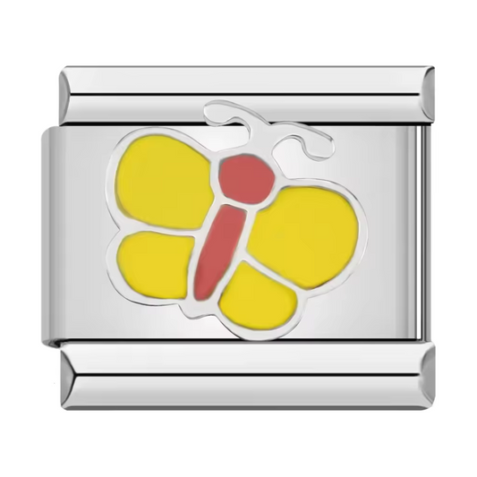 Ce charm italien en acier inoxydable argenté représente un élégant papillon rouge aux ailes jaunes, symbole de liberté et de renouveau. Ses détails émaillés vifs apportent une touche lumineuse et estivale à votre bracelet. Facile à fixer, il s’adapte parfaitement à nos bracelets composés de 17 maillons extensibles et réglables, convenant à toutes les tailles de poignet. Compatible avec tous nos charms italiens, ce bijou est idéal pour personnaliser votre bracelet avec une note vibrante et raffinée.