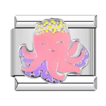 Ce charm italien en acier inoxydable argenté représente un adorable poulpe rose, symbole de curiosité et d’adaptabilité. Ses tentacules finement dessinés et sa finition émaillée rose apportent une touche d’originalité et de fantaisie marine à votre bracelet. Facile à fixer, il s’adapte parfaitement à nos bracelets composés de 17 maillons extensibles et réglables, convenant à toutes les tailles de poignet. Compatible avec tous nos charms italiens, ce bijou est parfait pour personnaliser votre bracelet avec u