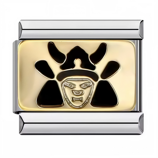 Ce charm italien en acier inoxydable argenté met en scène un samouraï noir détaillé sur un fond doré élégant, symbolisant courage et tradition. Avec son contraste saisissant et ses finitions précises, il apporte une touche d’authenticité et de force à votre bracelet. Facile à fixer, il s’adapte parfaitement à nos bracelets composés de 17 maillons extensibles et réglables, convenant à toutes les tailles de poignet.