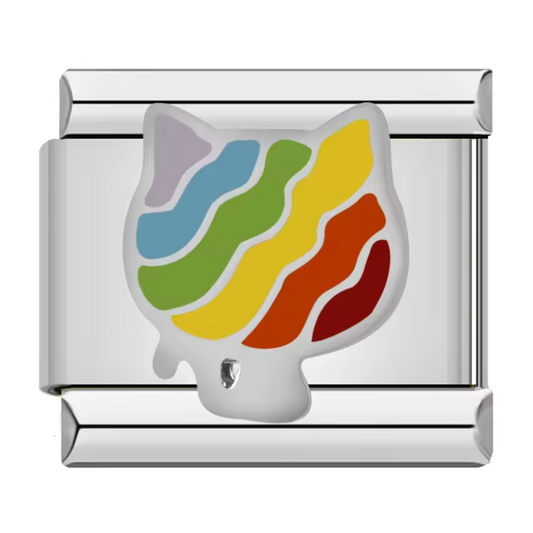 Ce charm italien en acier inoxydable argenté met en valeur une tête de chat multicolore, symbole d’indépendance et de tendresse. Son design finement travaillé et ses détails émaillés aux couleurs vives apportent une touche pétillante et originale à votre bracelet. Facile à fixer, il s’adapte parfaitement à nos bracelets composés de 17 maillons extensibles et réglables, convenant à toutes les tailles de poignet. Compatible avec tous nos charms italiens, ce bijou est parfait pour personnaliser votre bracelet 