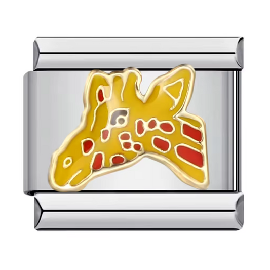 Ce charm italien en acier inoxydable argenté représente une tête de girafe élégante, finement détaillée pour capturer la beauté de cet animal majestueux. Son design délicat apporte une touche d’exotisme et de nature à votre bracelet. Facile à fixer, il s’adapte parfaitement à nos bracelets composés de 17 maillons extensibles et réglables, convenant à toutes les tailles de poignet.