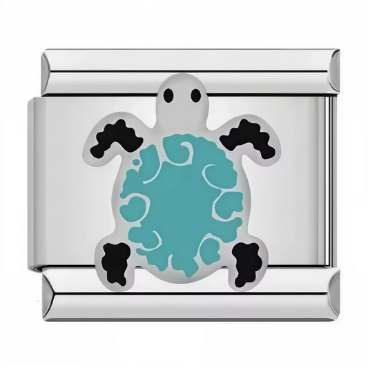 Ce charm italien en acier inoxydable argenté représente une adorable tortue avec une carapace bleu vif, symbolisant la sérénité et la longévité. Avec ses détails minutieux et sa touche de couleur éclatante, il est parfait pour apporter une note marine et apaisante à votre bracelet. Facile à fixer, il s’adapte à nos bracelets composés de 17 maillons extensibles et réglables, convenant à toutes les tailles de poignet. Compatible avec tous nos charms italiens, ce bijou est idéal pour personnaliser votre collec