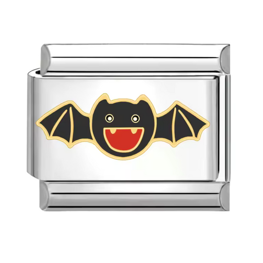 Ce charm italien en acier inoxydable argenté met en scène une chauve-souris noire délicatement soulignée de contours dorés, alliant mystère et élégance. Son design raffiné et contrasté apporte une touche originale et sophistiquée à votre bracelet. Facile à fixer, il s’adapte parfaitement à nos bracelets composés de 17 maillons extensibles et réglables, convenant à toutes les tailles de poignet. Compatible avec tous nos charms italiens