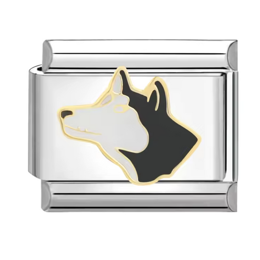 Ce charm italien en acier inoxydable argenté représente un loup aux détails noirs et blancs, symbole de force et de liberté. Son design précis et contrasté apporte une touche sauvage et élégante à votre bracelet. Facile à fixer, il s’adapte parfaitement à nos bracelets composés de 17 maillons extensibles et réglables, convenant à toutes les tailles de poignet. Compatible avec tous nos charms italiens