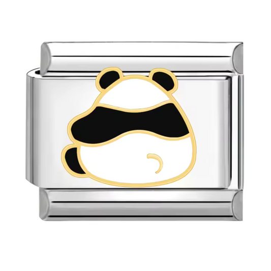 Ce charm italien en acier inoxydable argenté représente un panda vu de dos, en noir et blanc, symbole de douceur et de nature. Son design soigné et ses contrastes élégants apportent une touche tendre et originale à votre bracelet. Facile à fixer, il s’adapte parfaitement à nos bracelets composés de 17 maillons extensibles et réglables, convenant à toutes les tailles de poignet. Compatible avec tous nos charms italiens, ce bijou est idéal pour personnaliser votre bracelet avec une note adorable et sauvage.