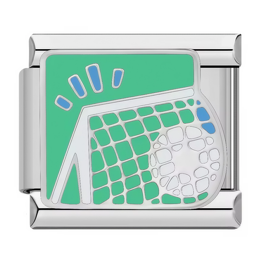 Ce charm italien capture un ballon de football blanc texturé dans un filet vert avec des éclats bleus dynamiques, célébrant la passion du sport et les victoires. Son design vif et texturé en fait un bijou idéal pour les fans de foot sur un bracelet à charms italien.