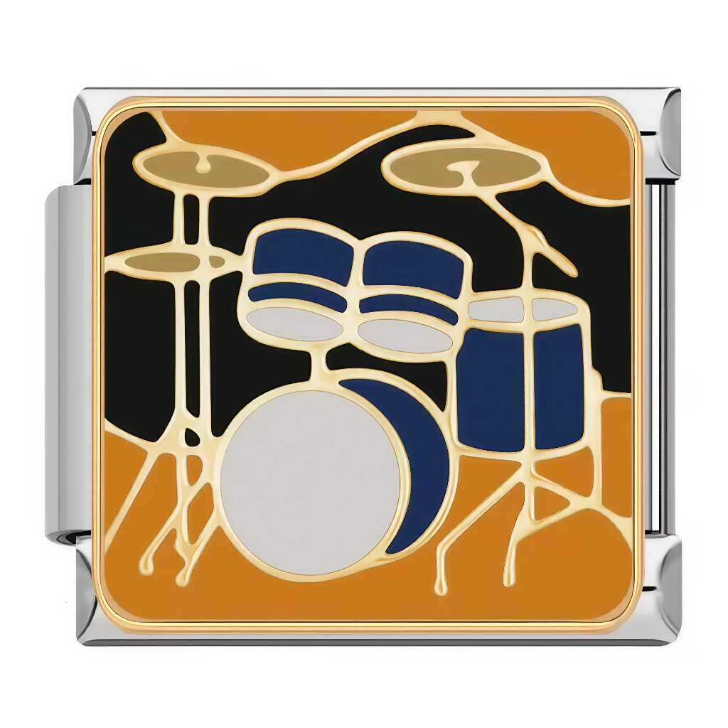 Ce charm italien représente un kit de batterie rock avec cymbales dorées, grosse caisse blanche, toms bleu foncé et accents noirs dynamiques sur fond orange énergique. Idéal pour les passionnés de musique et batteurs qui veulent rythmer leur bracelet à charms italien.
