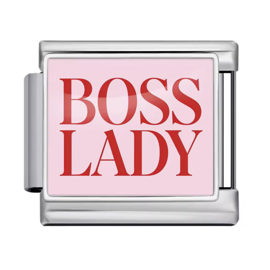 Affirmez votre style avec ce charm italien en&nbsp;argent&nbsp;inspiré d’une véritable&nbsp;Boss Lady. Son design élégant et moderne symbolise la confiance, l’audace et la féminité d’une femme qui impose son univers avec classe. Un bijou tendance, raffiné et plein de caractère, parfait pour ajouter une touche glamour à votre collection.

Caractéristiques :

- Matière : Argent 925.
- Thème : Mode, glamour, boss lady, style italien.
- Design : Silhouette chic, allure affirmée, finitions argentées.
- Compatibi