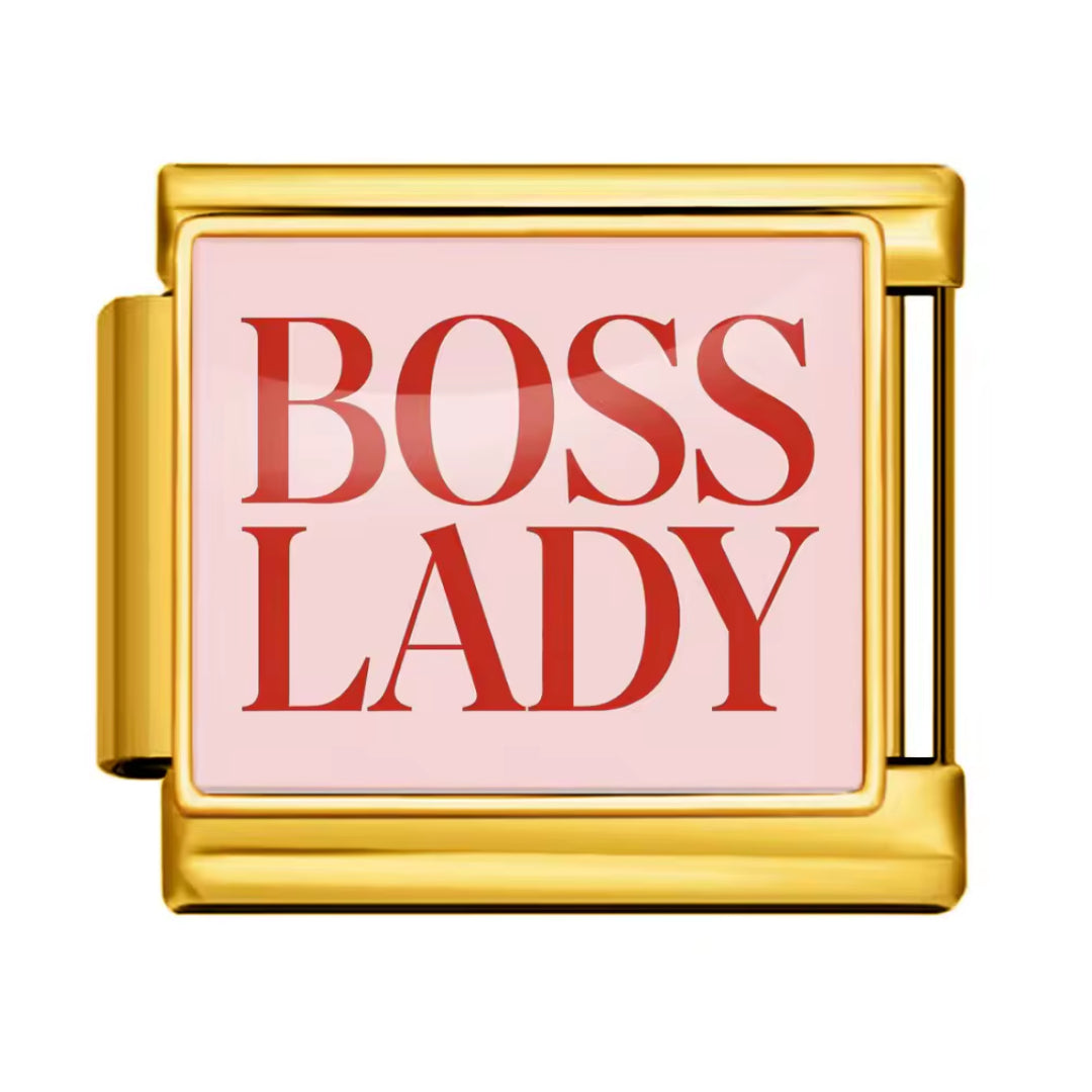 Affirmez votre style avec ce charm italien en&nbsp;doré&nbsp;inspiré d’une véritable&nbsp;Boss Lady. Son design élégant et moderne symbolise la confiance, l’audace et la féminité d’une femme qui impose son univers avec classe. Un bijou tendance, raffiné et plein de caractère, parfait pour ajouter une touche glamour à votre collection.

Caractéristiques :

- Matière : Doré.
- Thème : Mode, glamour, boss lady, style italien.
- Design : Silhouette chic, allure affirmée, finitions dorées.
- Compatibilité : Brac