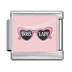 Affirmez votre style avec ce charm italien au look audacieux, inspiré d’une&nbsp;Boss Lady&nbsp;moderne et glamour. Avec ses lunettes roses iconiques, ses finitions argentées et son allure sophistiquée, il symbolise l’assurance, la féminité et le charisme d’une femme qui sait ce qu’elle veut. Un bijou plein de caractère, parfait pour apporter une touche fun, chic et résolument tendance à votre collection.

Caractéristiques :

- Matière : Argent 925.
- Thème : Style italien, mode, boss lady, glamour.
- Desig