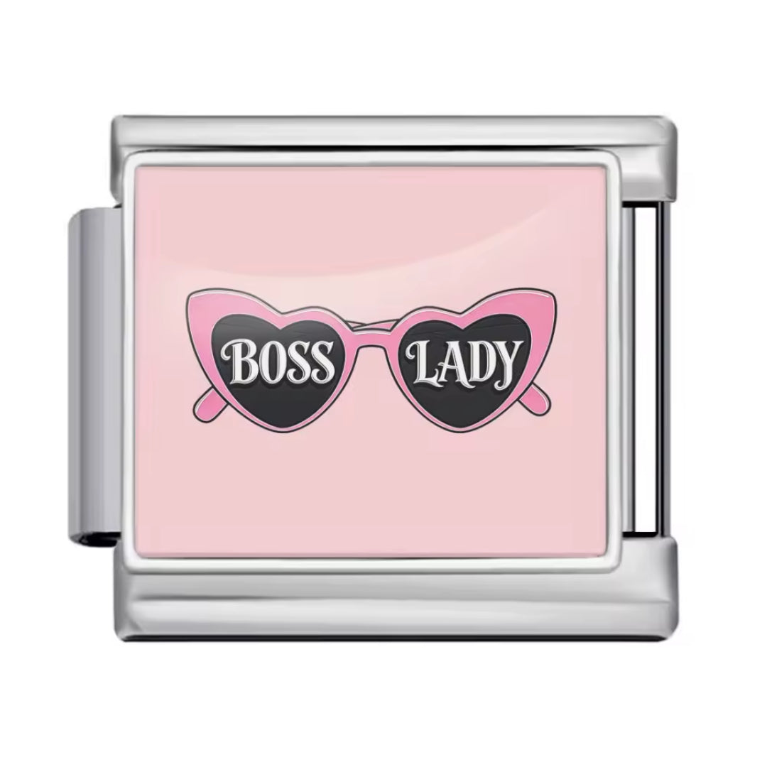 Affirmez votre style avec ce charm italien au look audacieux, inspiré d’une&nbsp;Boss Lady&nbsp;moderne et glamour. Avec ses lunettes roses iconiques, ses finitions argentées et son allure sophistiquée, il symbolise l’assurance, la féminité et le charisme d’une femme qui sait ce qu’elle veut. Un bijou plein de caractère, parfait pour apporter une touche fun, chic et résolument tendance à votre collection.

Caractéristiques :

- Matière : Argent 925.
- Thème : Style italien, mode, boss lady, glamour.
- Desig