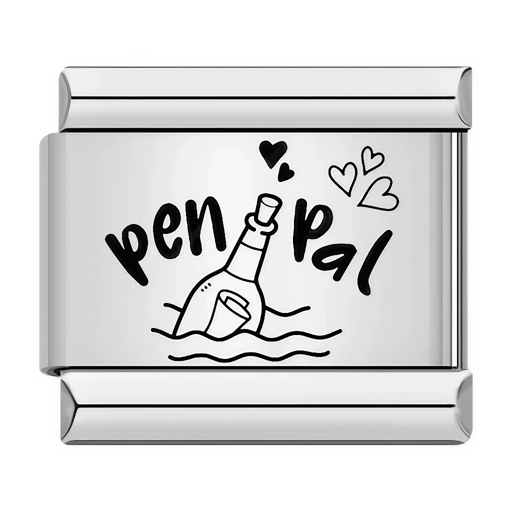 Ce charm italien montre une bouteille à la mer avec le message "Pen Pal" entouré de petits cœurs flottants, symbolisant les amitiés à distance et les correspondances pleines d'émotion. Son design doodle charmant et romantique en fait un bijou touchant pour célébrer les liens épistolaires sur un bracelet italien.