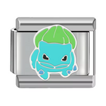 Ce charm italien adorable représente Bulbizarre, le Pokémon starter de type plante célèbre pour sa petite plante sur le dos. Confectionné en acier inoxydable argenté de haute qualité, il offre des détails soignés et une finition brillante qui séduiront les fans de l’univers Pokémon. Facile à fixer, il s’intègre parfaitement à nos bracelets composés de 17 maillons extensibles et réglables, adaptés à tous les poignets. Compatible avec tous nos charms italiens, ce bijou est idéal pour apporter une touche natur
