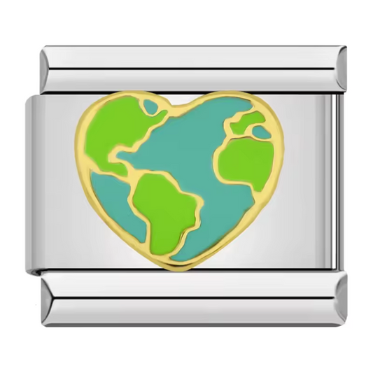Ce charm italien en forme de cœur intègre une représentation détaillée de la Terre, symbole d’amour et de protection de notre planète. Fabriqué en acier inoxydable de haute qualité, il allie robustesse et finesse des détails pour un rendu élégant et engagé. Facile à fixer, il s’adapte parfaitement à nos bracelets composés de 17 maillons extensibles et réglables, convenant à toutes les tailles de poignet. Compatible avec tous nos charms italiens