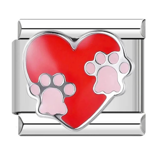 Ce charm italien argenté associe un cœur rouge vibrant à une délicate patte de chat rose, symbole d’amour et de douceur féline. Fabriqué en acier inoxydable de haute qualité, il allie robustesse et détails raffinés pour un rendu tendre et coloré. Facile à fixer, il s’adapte parfaitement à nos bracelets composés de 17 maillons extensibles et réglables, convenant à toutes les tailles de poignet. Compatible avec tous nos charms italiens