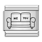 Ce charm italien illustre un petit canapé cosy avec "Me" et "You" écrits sur les coussins, symbolisant un moment complice à deux. Le design minimaliste et mignon en fait un bijou idéal pour célébrer l’amitié, l’amour ou les liens forts, à porter sur un bracelet italien au quotidien.