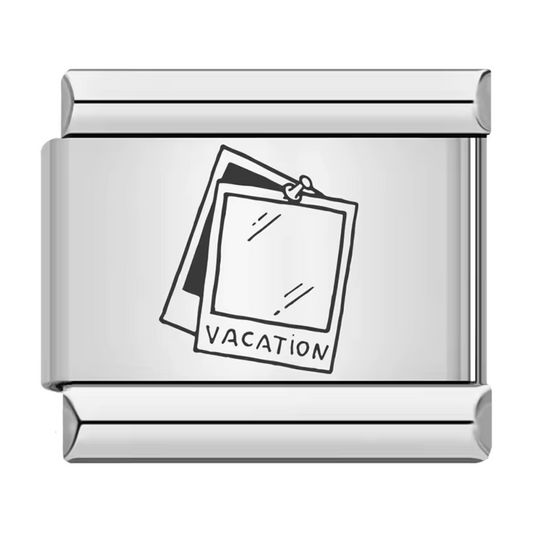Ce charm italien argenté présente un élégant dessin de carte gravé, parfait pour les amoureux de voyage et d’aventure. Fabriqué en acier inoxydable de haute qualité, il allie robustesse et finesse des détails pour un rendu moderne et raffiné. Facile à fixer, il s’adapte parfaitement à nos bracelets composés de 17 maillons extensibles et réglables, convenant à toutes les tailles de poignet. Compatible avec tous nos charms italiens