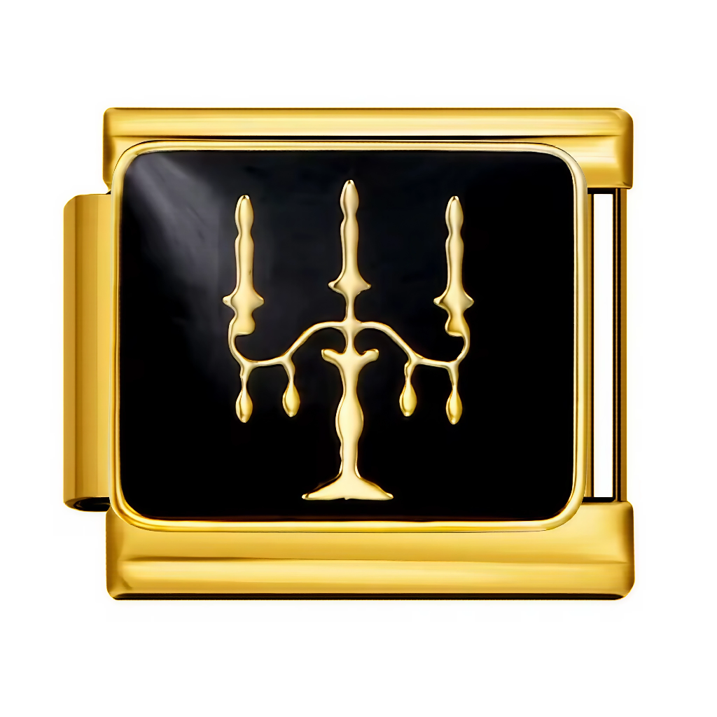 Ce charm italien audacieux évoque une ambiance mystérieuse avec son chandelier gothique doré, délicatement gravé sur une plaque noire contemporaine. Inspiré par l'élégance des manoirs anciens et l'univers d'Halloween, ce bijou minimaliste s’adapte parfaitement à un bracelet à charms italien. Son contraste sophistiqué entre doré éclatant et noir profond apporte une touche unique et raffinée à toute collection, idéale pour exprimer un style mystérieux ou festif.

Caractéristiques

Matière : Acier inoxydable d